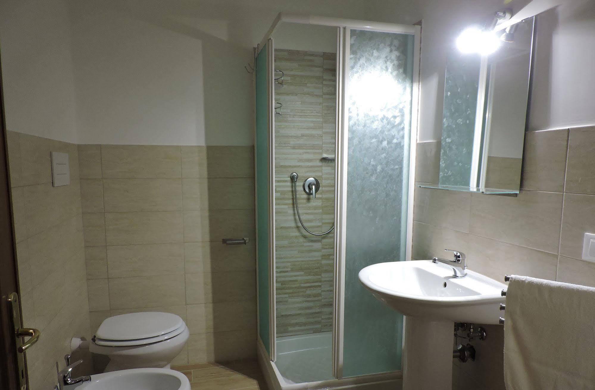 Living Rome Ottaviano B&B Bagian luar foto